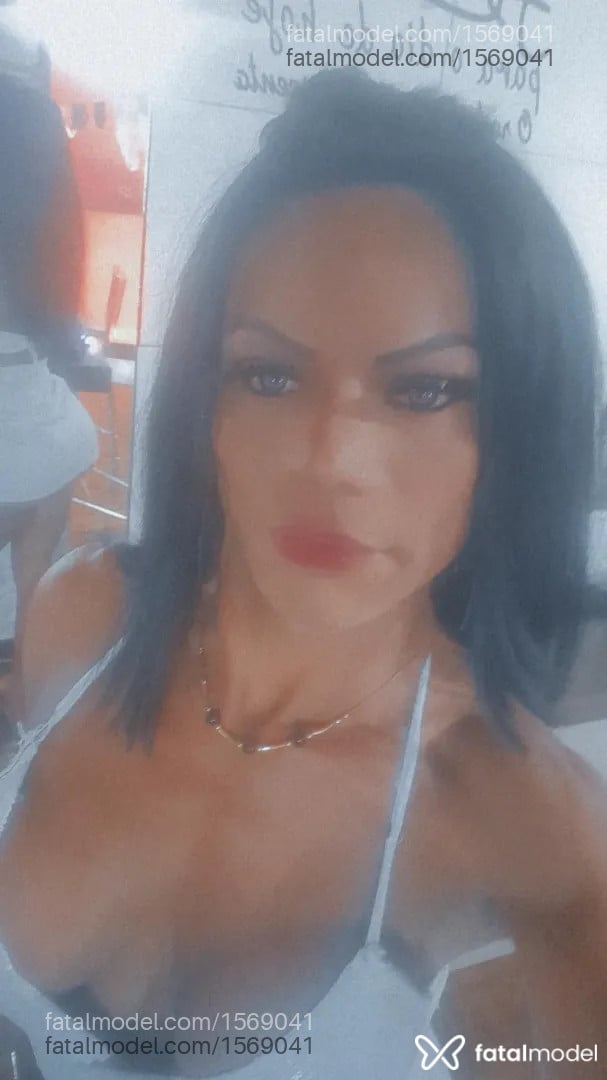 Acompanhante travesti com cabelo castanho de olhos verdes - MICHELLY LEMOS