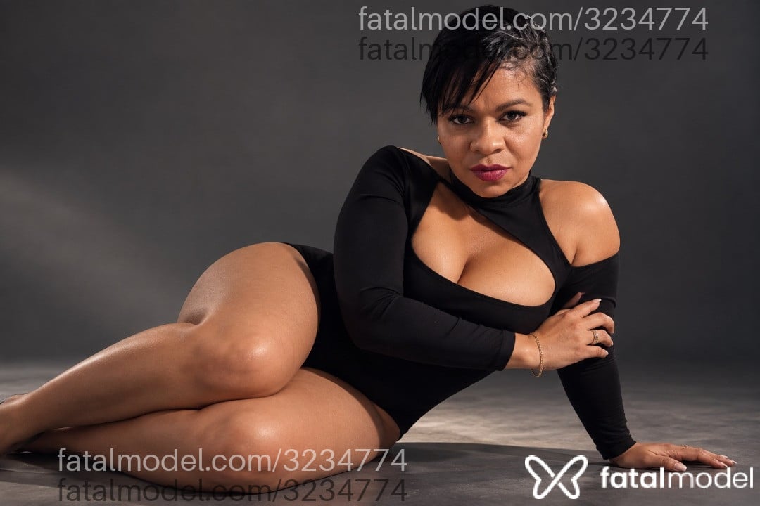 Acompanhante mulher morena (o) de olhos pretos - Gisha