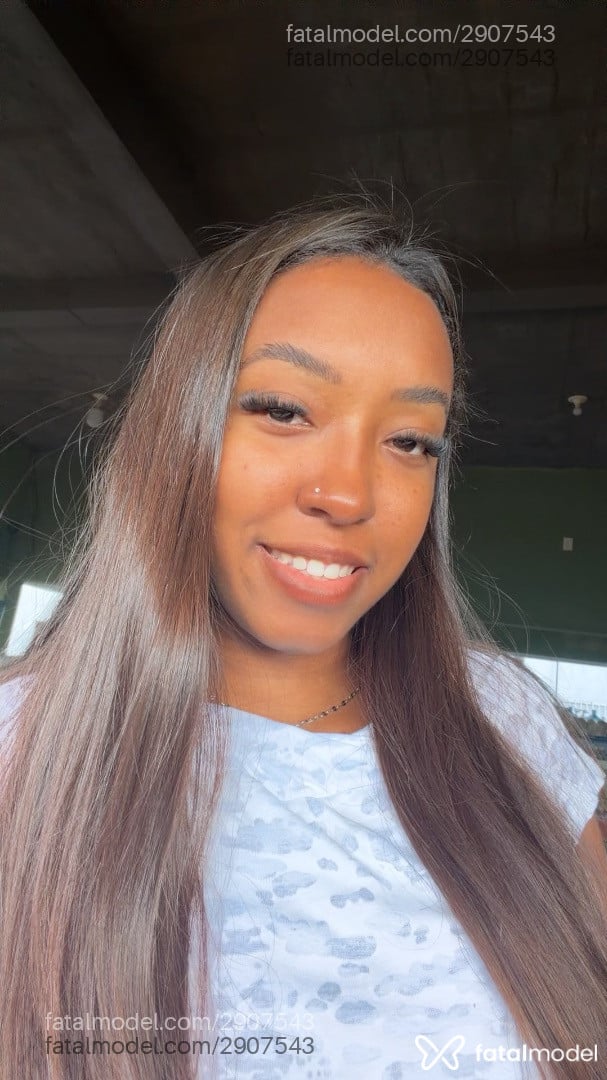 Acompanhante mulher com cabelo castanho de olhos pretos - Ester