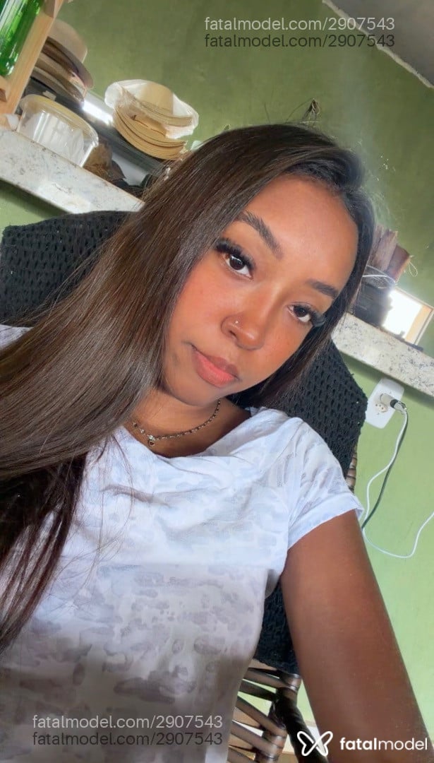 Acompanhante mulher com cabelo castanho de olhos pretos - Ester