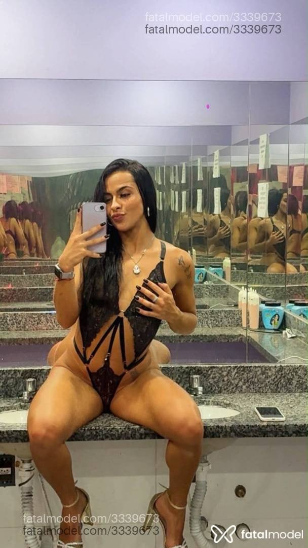 Acompanhante mulher morena (o) de olhos pretos - Eva Bellini