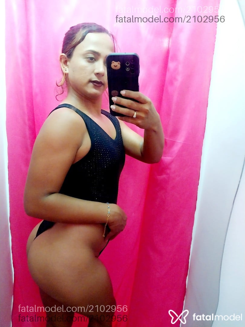 Acompanhante mulher trans com cabelo castanho de olhos castanhos - Agatha