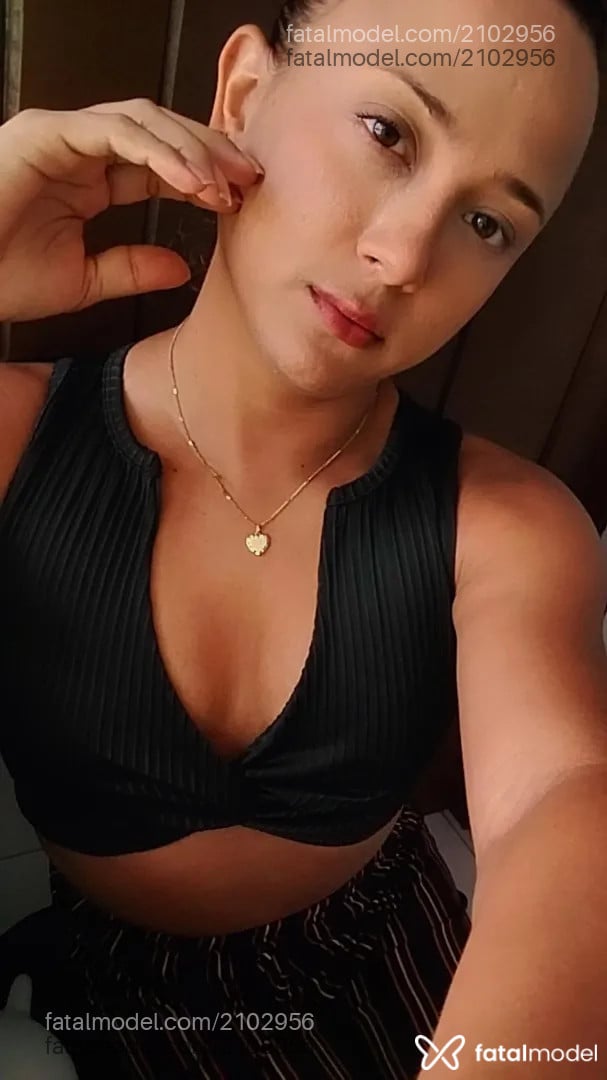 Acompanhante mulher trans com cabelo castanho de olhos castanhos - Agatha