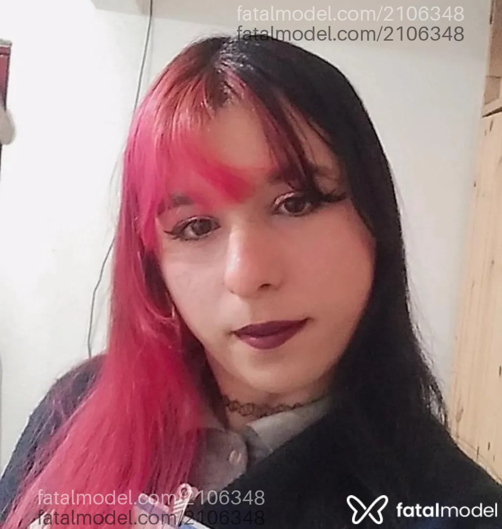 Acompanhante mulher trans com cabelo colorido de olhos castanhos - Mina