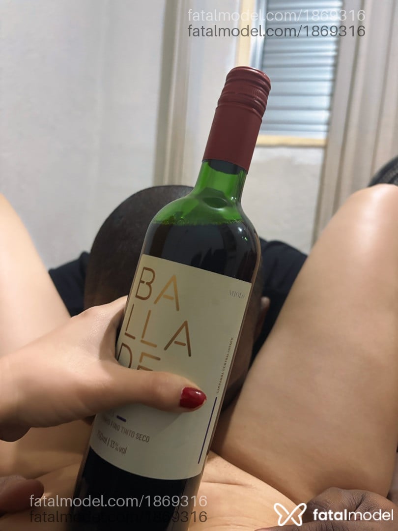 Acompanhante mulher loira (o) de olhos castanhos - Vanessa Diniz