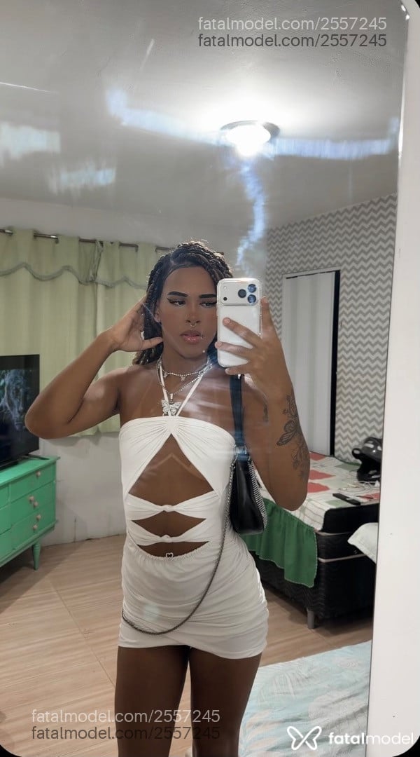 Acompanhante mulher trans morena (o) de olhos pretos - Scarllett