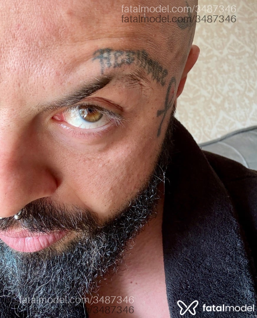 Acompanhante homem sem cabelo de olhos castanhos - Gabespec