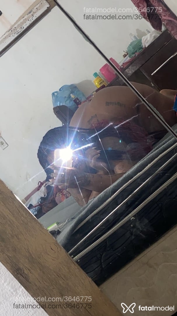 Acompanhante mulher com cabelo colorido de olhos castanhos - Morena