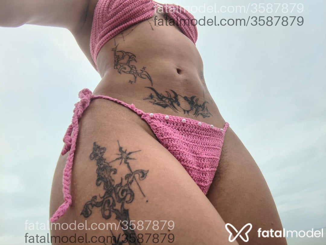Acompanhante mulher com cabelo colorido de olhos pretos - Kityy