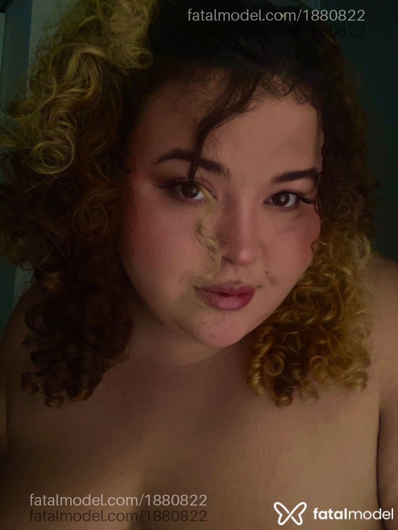 Acompanhante mulher com cabelo colorido de olhos castanhos - Yvi Valentinny