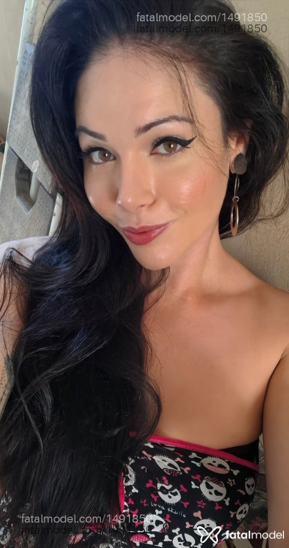 Acompanhante mulher trans com cabelo castanho de olhos mel - Milly Regina