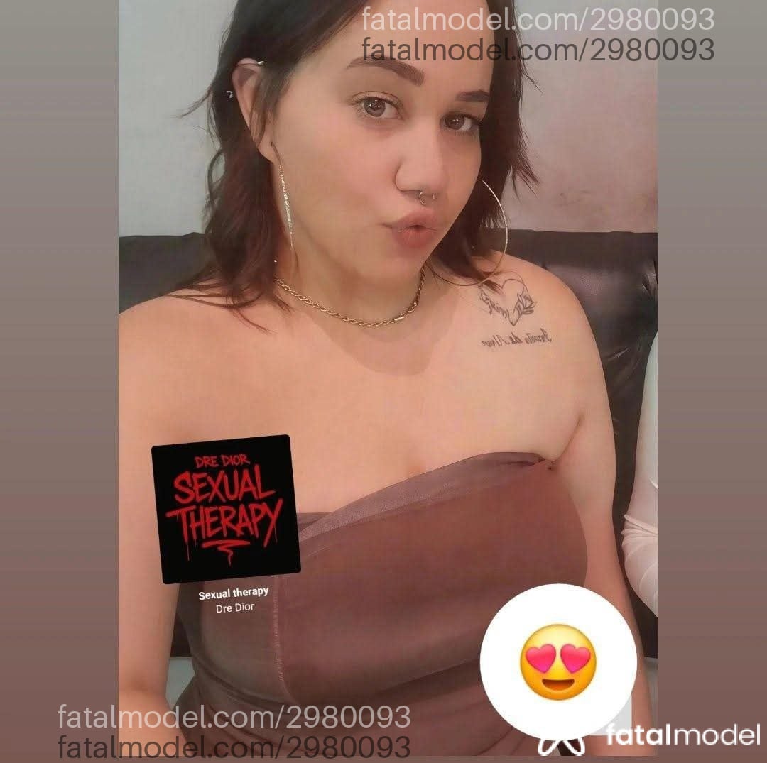 Acompanhante mulher com cabelo colorido de olhos verdes - Ingrid
