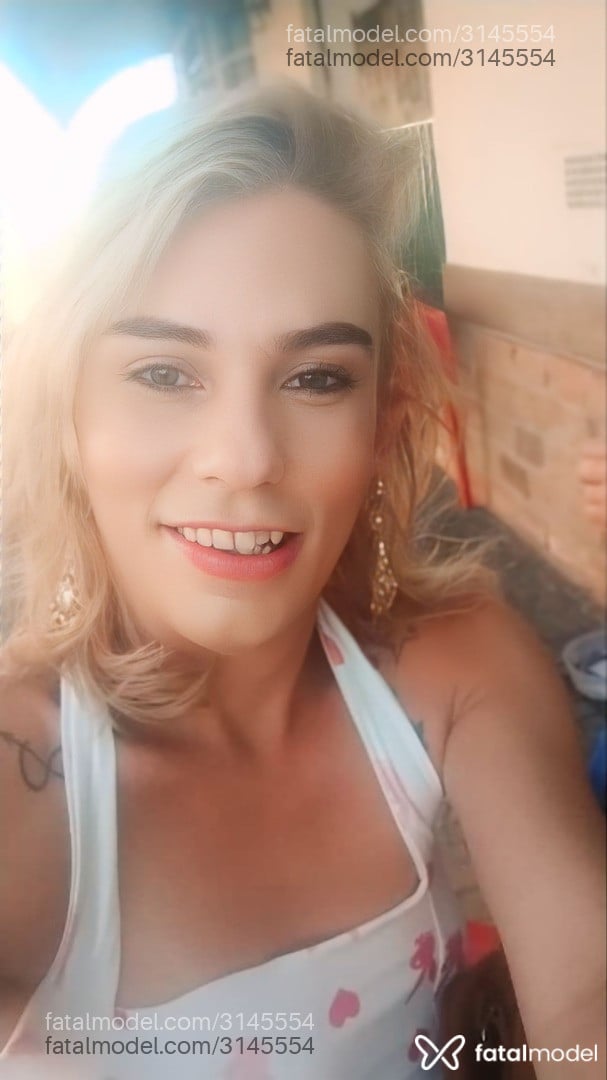 Acompanhante não-binário loira (o) de olhos castanhos - Estela Xuxetah