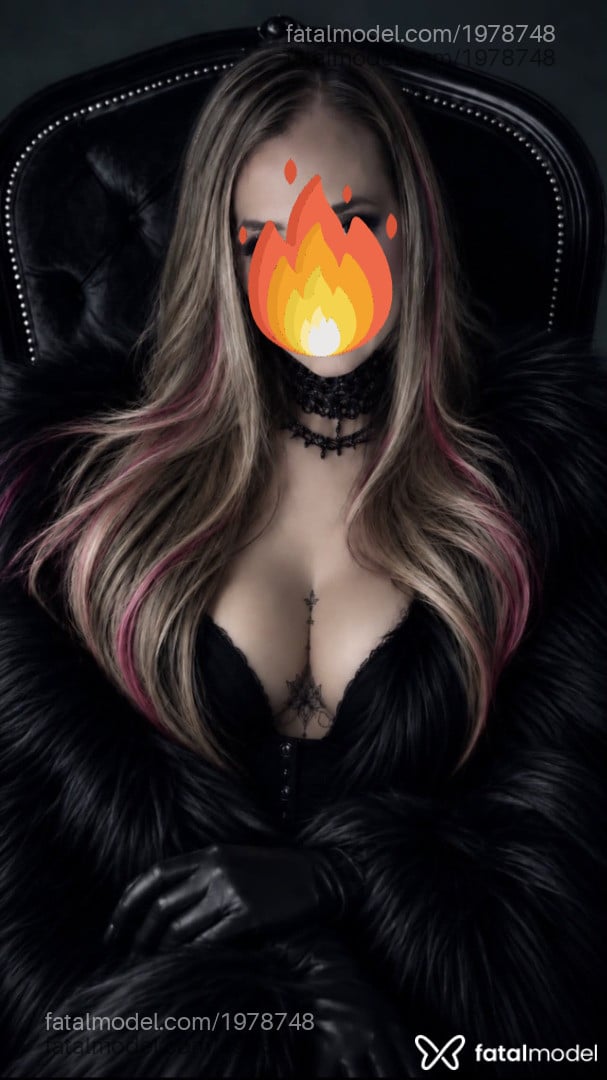Acompanhante mulher loira (o) de olhos castanhos - Selene
