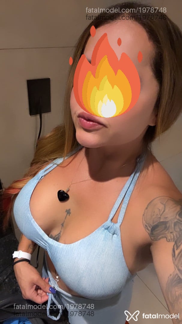 Acompanhante mulher loira (o) de olhos castanhos - Selene