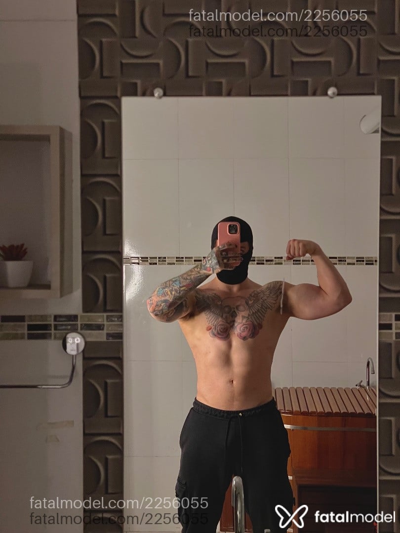 Acompanhante homem com cabelo castanho de olhos azuis - Chepluki