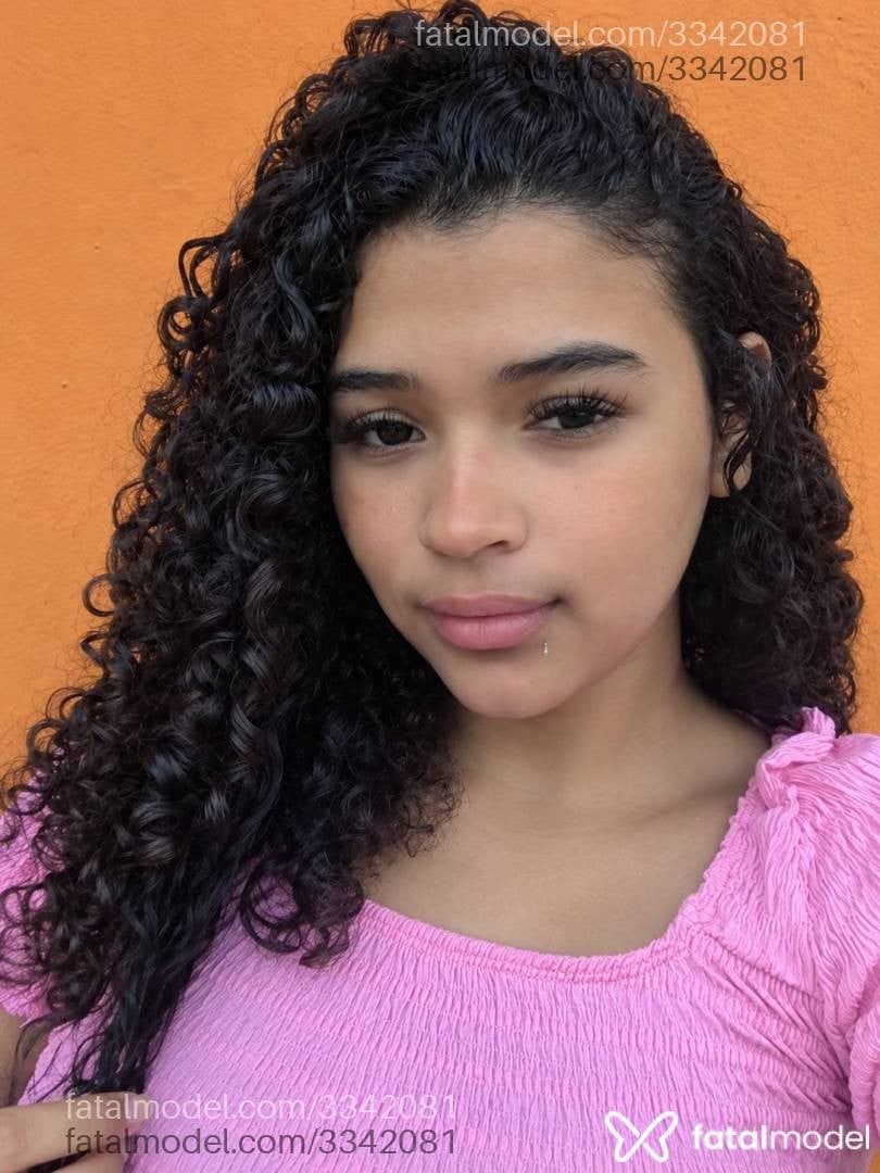 Acompanhante mulher morena (o) de olhos castanhos - Morena