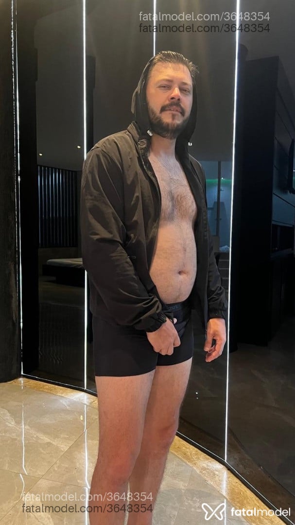 Acompanhante homem com cabelo castanho de olhos castanhos - Pedro