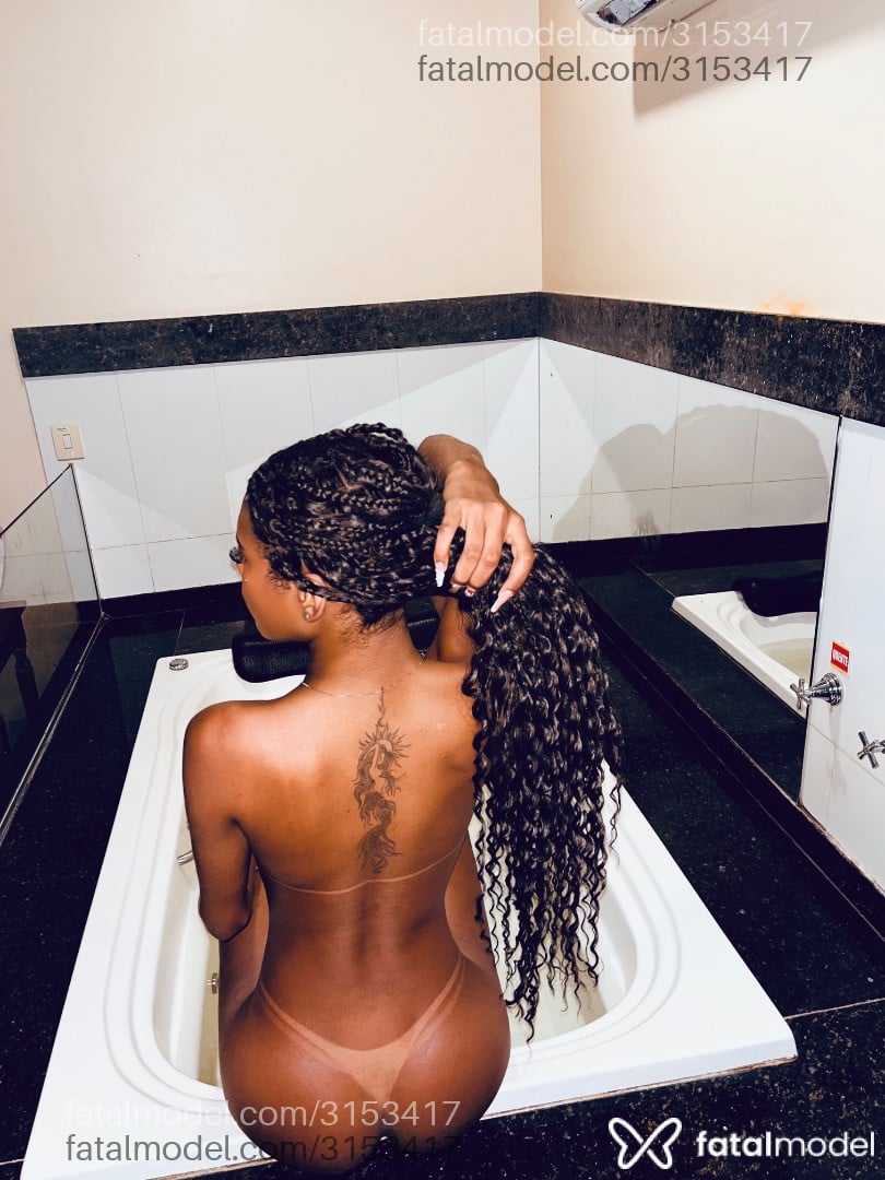 Acompanhante mulher trans morena (o) de olhos pretos - Manuella Guimarães