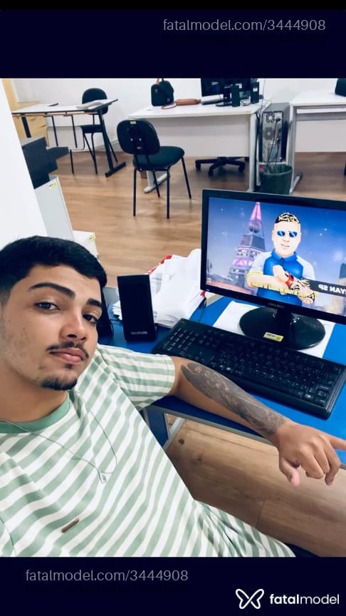 Acompanhante homem morena (o) de olhos castanhos - Tiro Cer