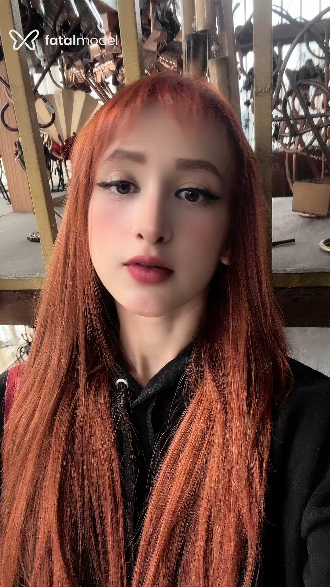 Acompanhante mulher ruiva (o) de olhos castanhos - Agata