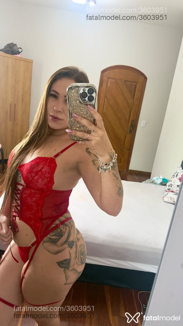 Acompanhante mulher ruiva (o) de olhos pretos - Clara Maia