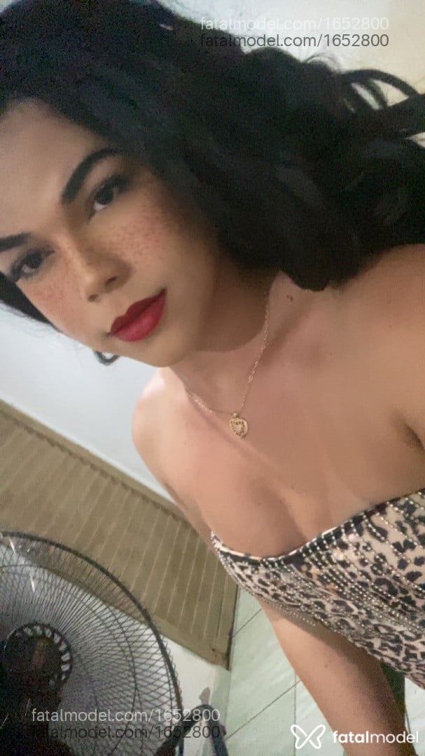 Acompanhante mulher trans morena (o) de olhos pretos - Dhanyella
