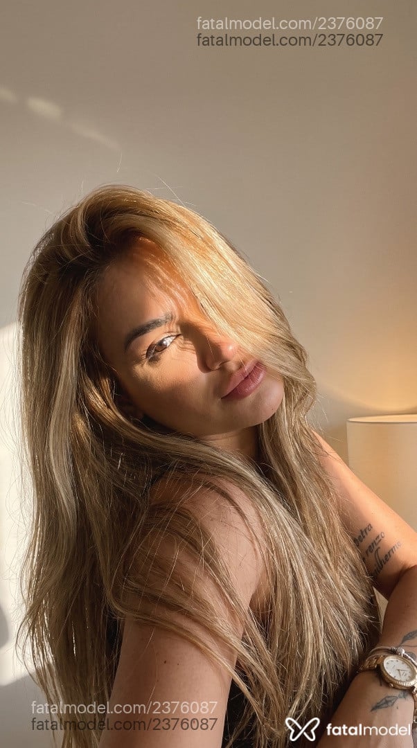 Acompanhante mulher loira (o) de olhos castanhos - Larissa