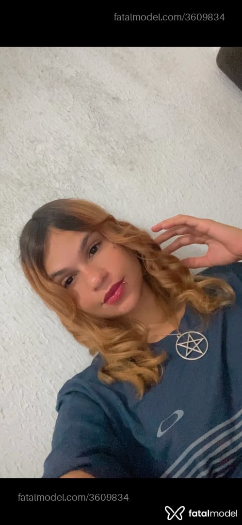 Acompanhante mulher loira (o) de olhos castanhos - Tauany