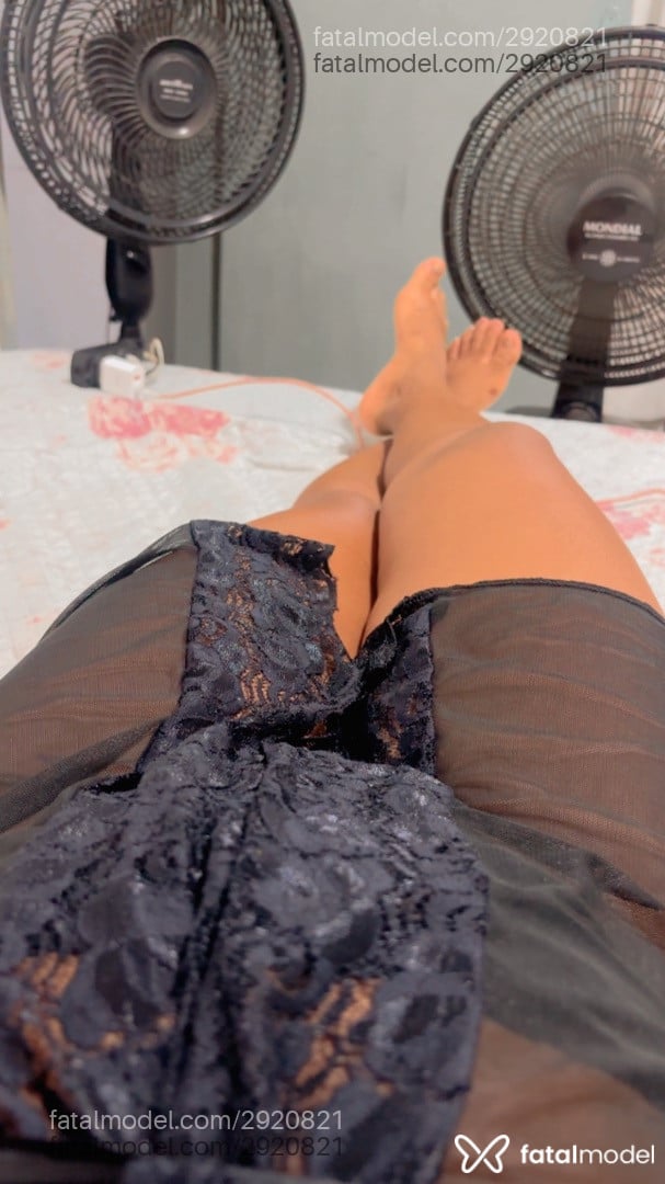 Acompanhante mulher morena (o) de olhos pretos - Morena