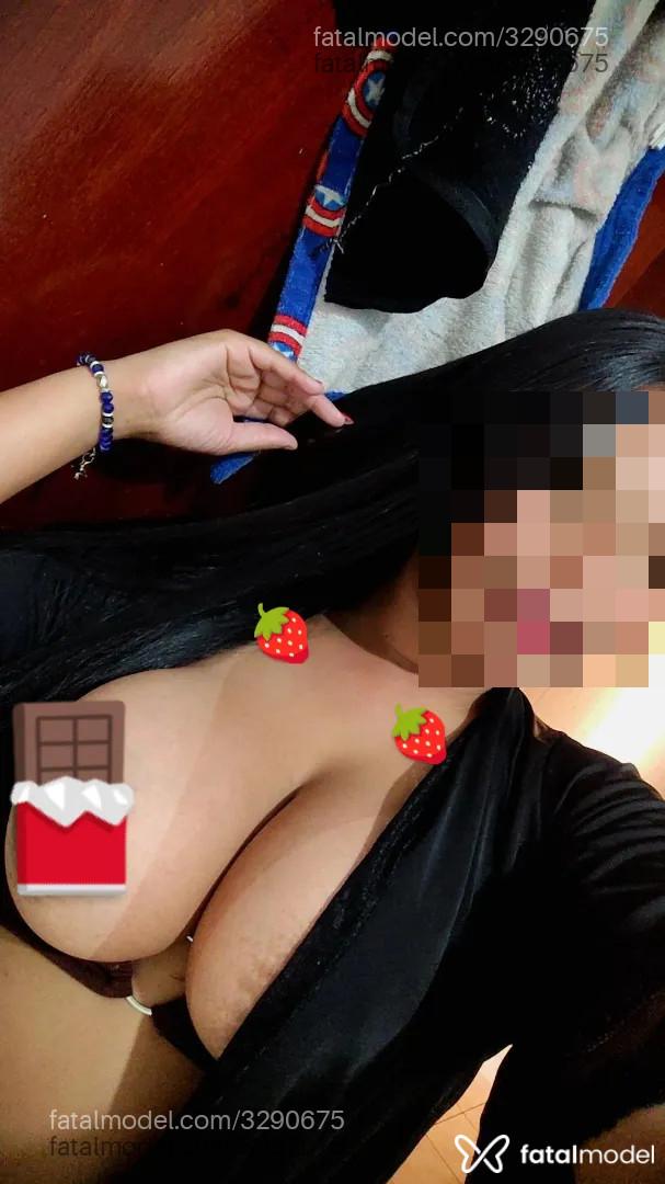 Acompanhante mulher morena (o) de olhos pretos - Victoria