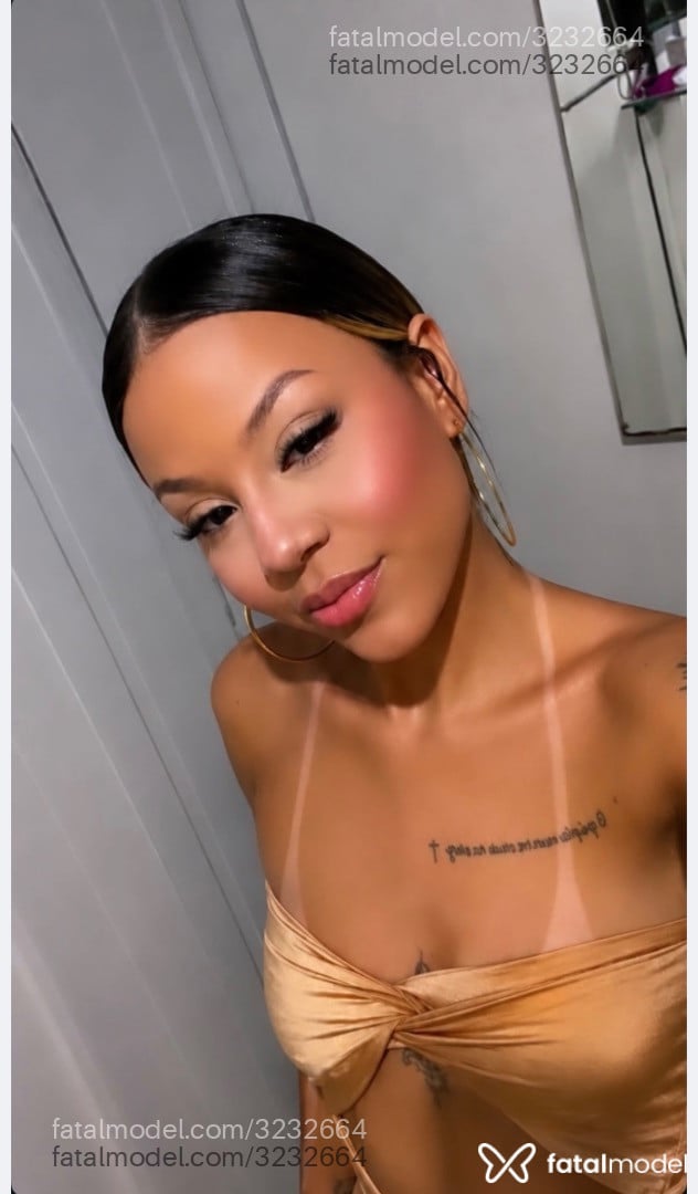 Acompanhante mulher loira (o) de olhos castanhos - Kaylanee