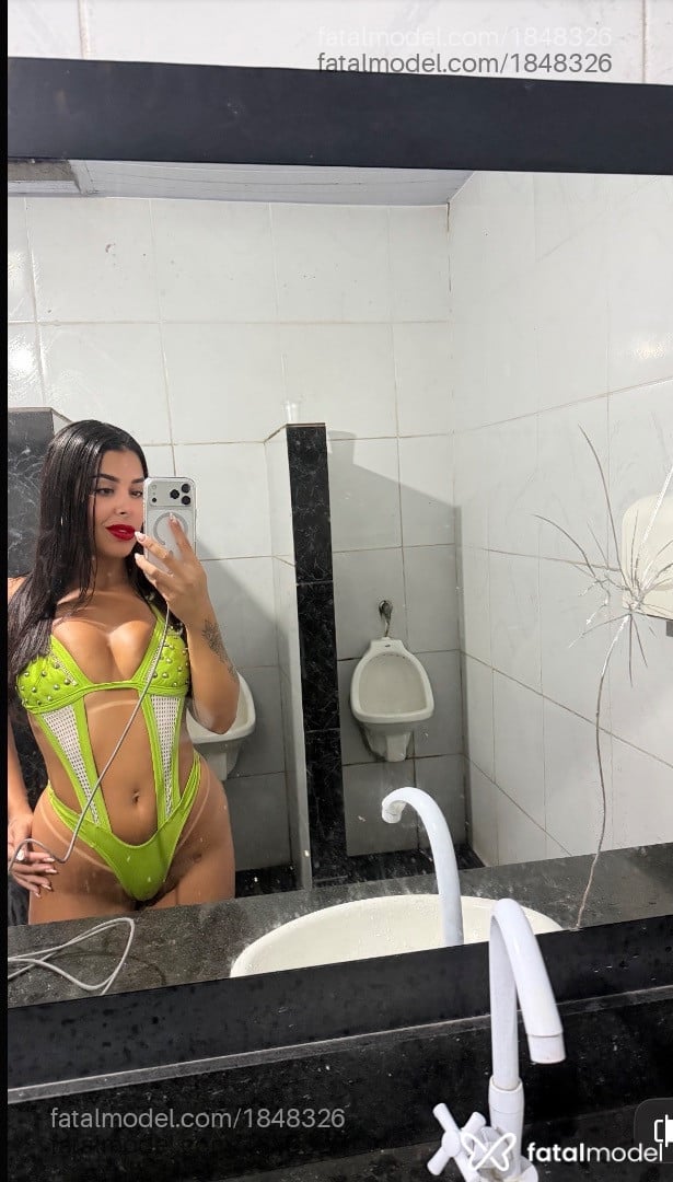 Acompanhante mulher com cabelo castanho de olhos castanhos - Polly Moura