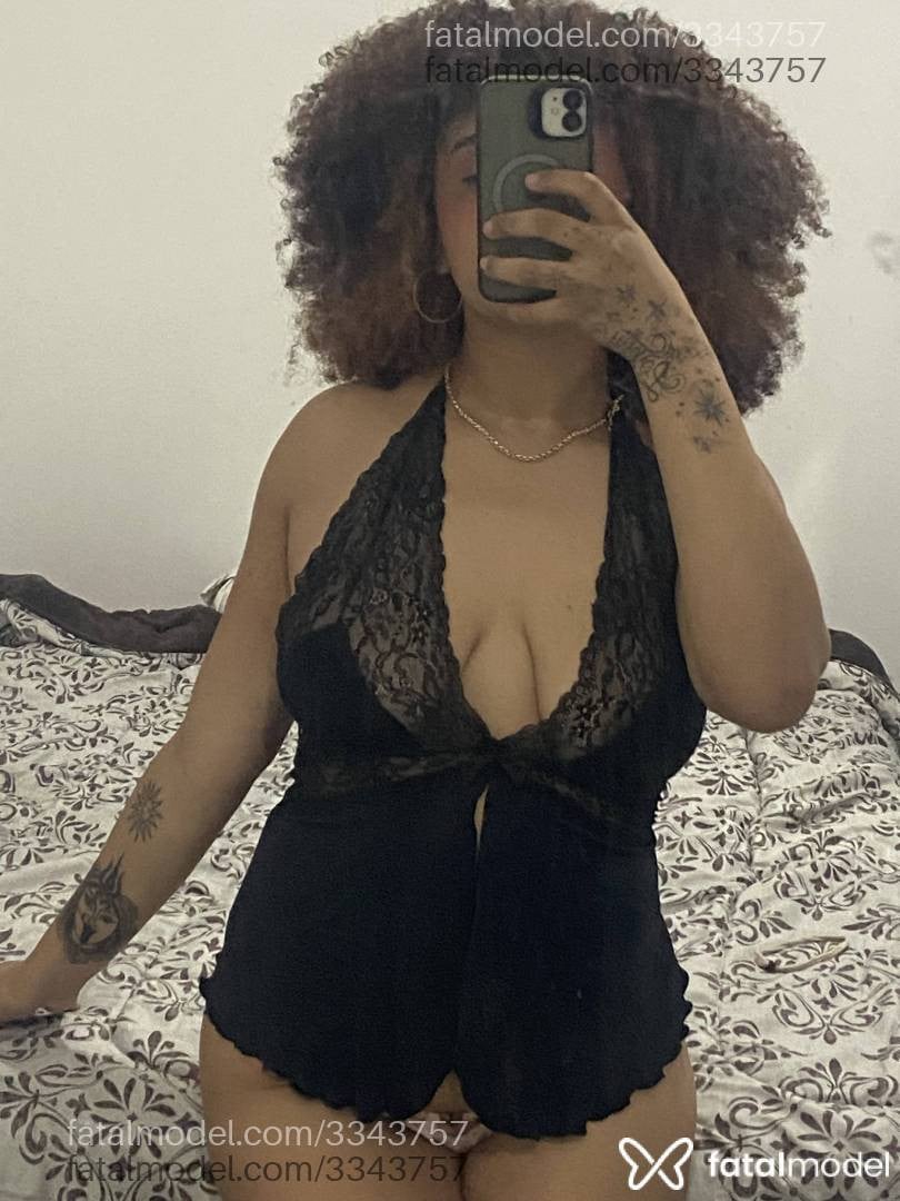 Acompanhante mulher com cabelo castanho de olhos castanhos - Maya