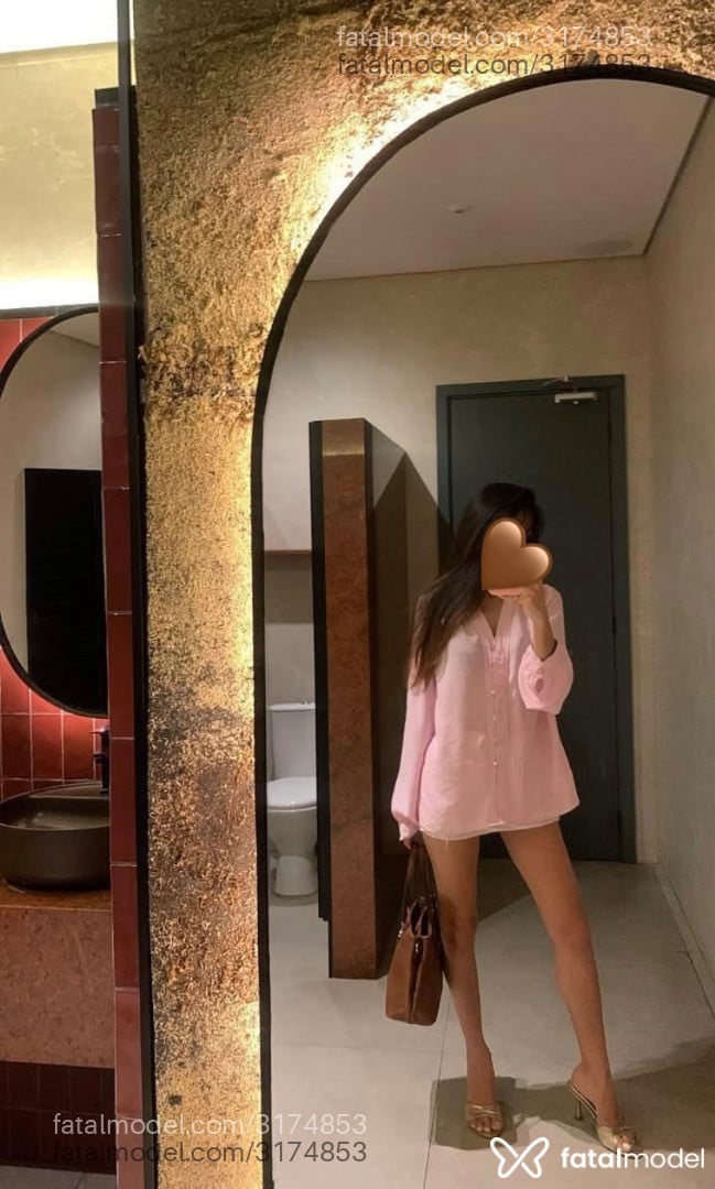 Acompanhante mulher com cabelo castanho de olhos mel - Lívia Alencar