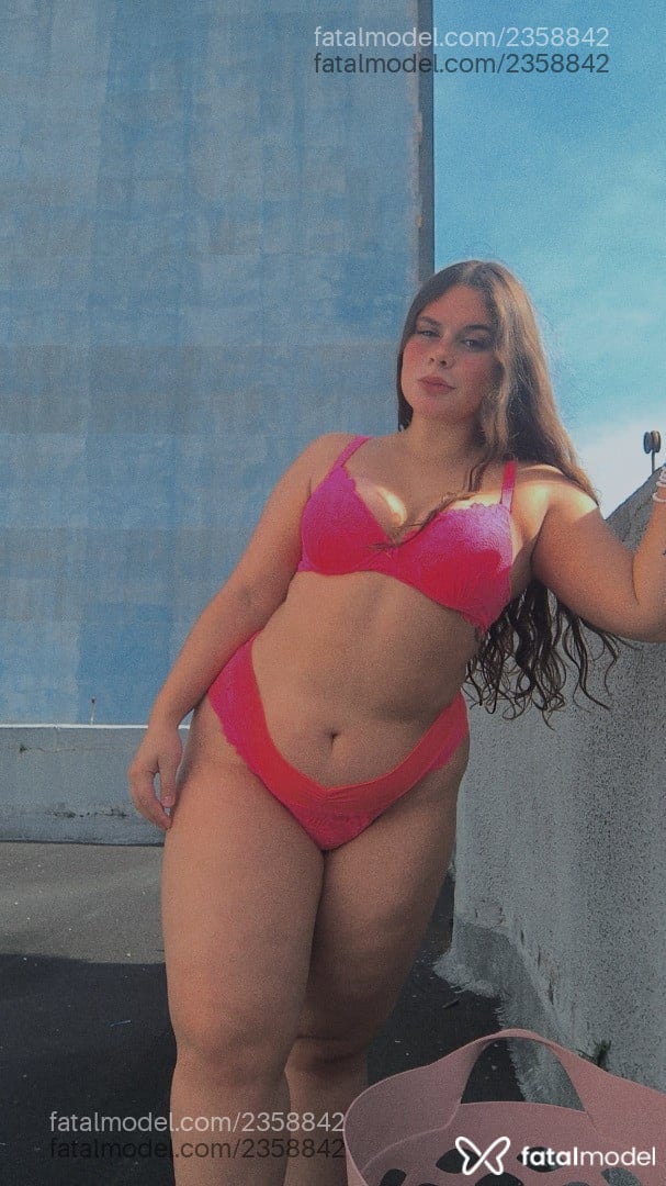 Acompanhante mulher com cabelo castanho de olhos mel - Isis Ferraz