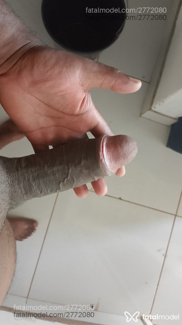 Acompanhante homem com cabelo grisalho de olhos pretos - João Paulo