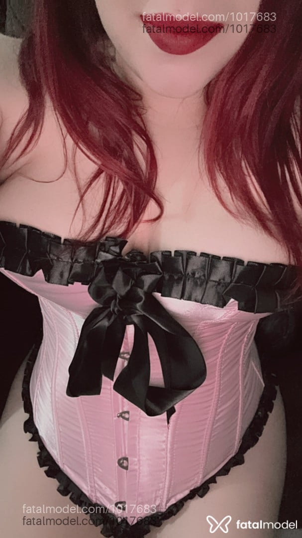 Acompanhante mulher loira (o) de olhos castanhos - Alice