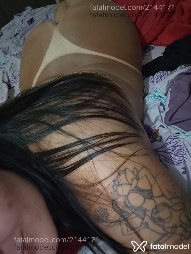 Acompanhante mulher com cabelo castanho de olhos castanhos - Juu
