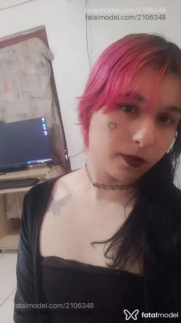Acompanhante mulher trans com cabelo colorido de olhos castanhos - Mina