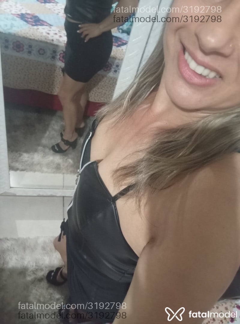 Acompanhante mulher loira (o) de olhos pretos - Daiane