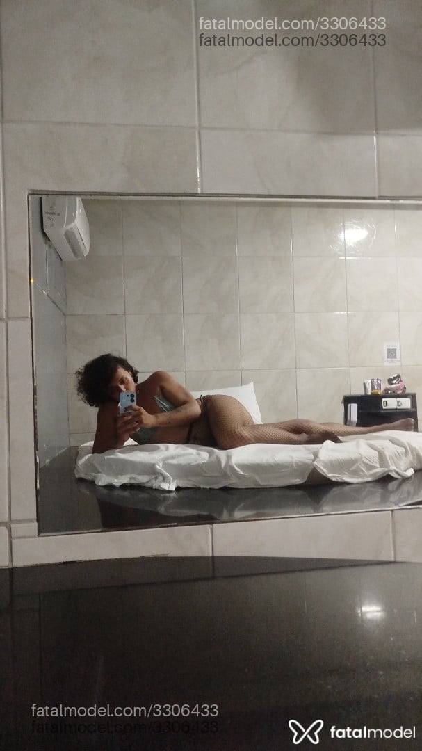 Acompanhante mulher trans com cabelo castanho de olhos verdes - Bruna Lizzie