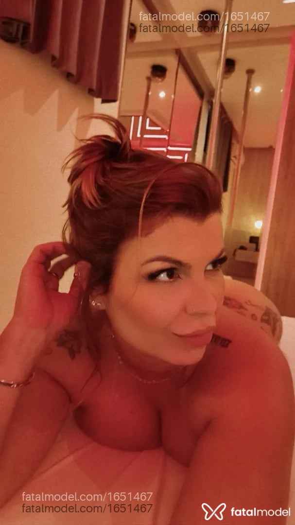 Acompanhante mulher com cabelo castanho de olhos castanhos - Lívia Guiraldelli