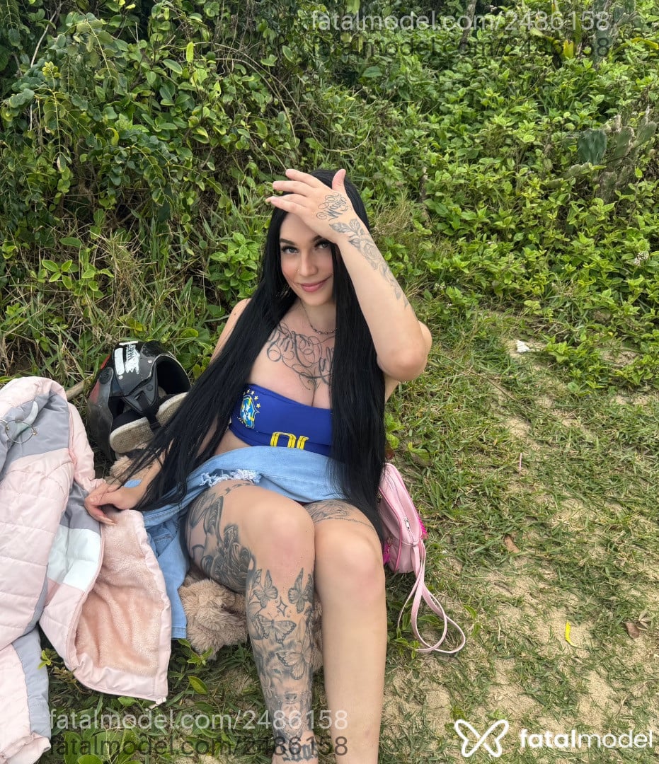 Acompanhante mulher trans morena (o) de olhos verdes - Laura