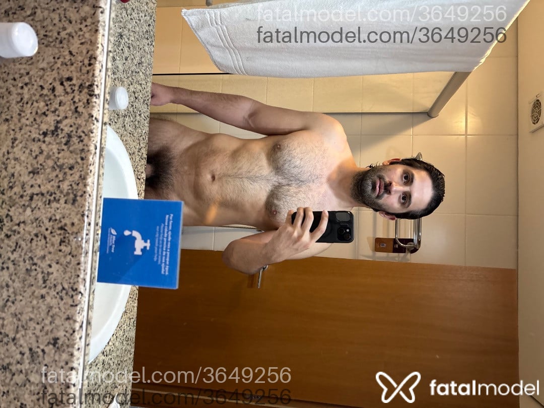 Acompanhante homem morena (o) de olhos castanhos - Cabelo
