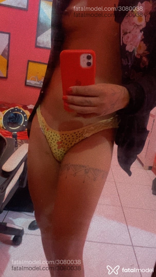 Acompanhante mulher trans morena (o) de olhos castanhos - Cacheadinha