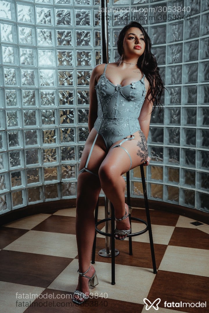 Acompanhante mulher com cabelo castanho de olhos castanhos - Livia