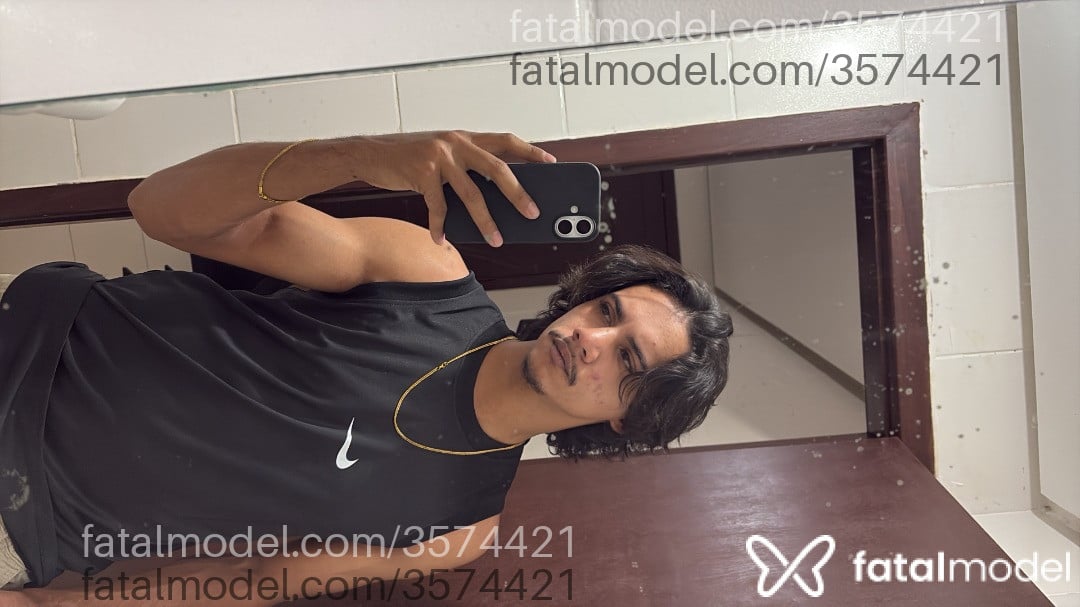 Acompanhante não-binário com cabelo castanho de olhos pretos - Maurício