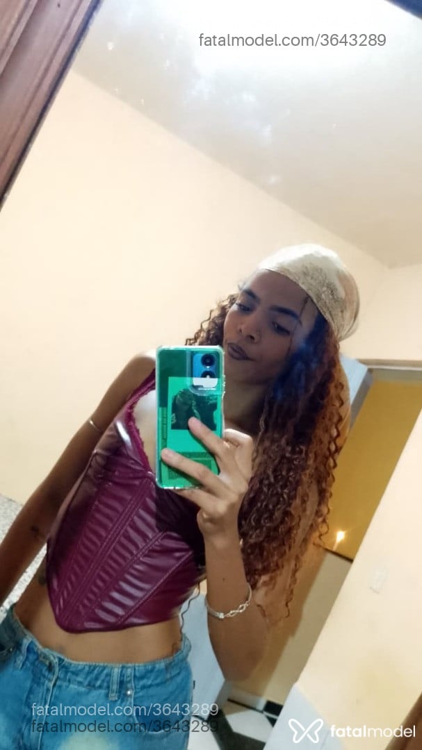Acompanhante mulher com cabelo castanho de olhos castanhos - Lara Pimentel