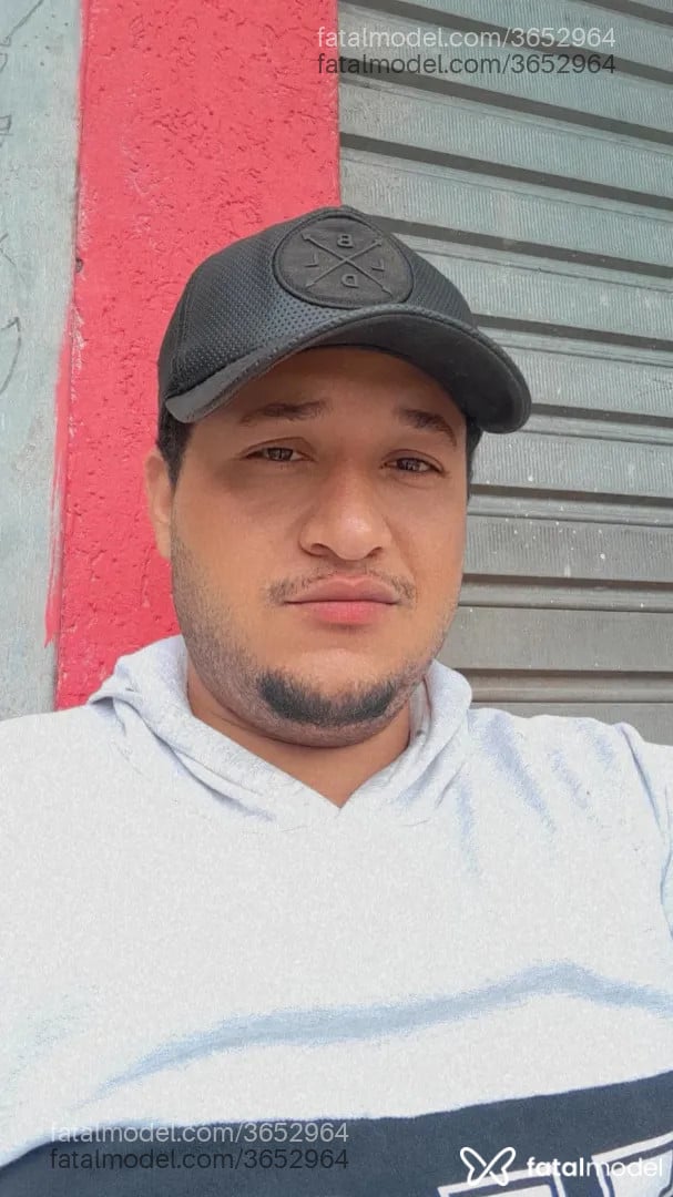 Acompanhante homem com cabelo castanho de olhos castanhos - Marretapreta